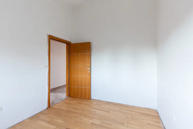 Spacious three-bedroom apartment in a six-apartment building, near Jaz beach — photo 10